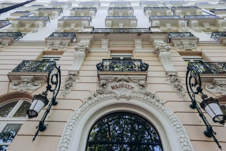 Foto de Hermosa fachada de la residencia "Majestic" en el centro de la ciudad de Vichy, Francia - Imagen libre de derechos