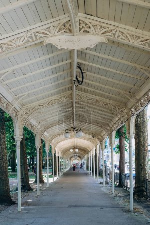 Téléchargez les photos : Vichy, France - 19 juin 2023 : Promenades célèbres au Parc des Sources de Vichy - en image libre de droit