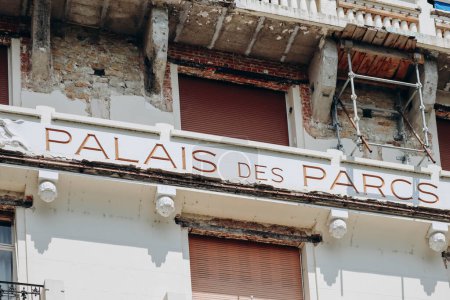 Foto de Vichy, Francia - 18 de junio de 2023: Fragmentos de la fachada "Palais des parcs" en el centro de Vichy, Francia - Imagen libre de derechos