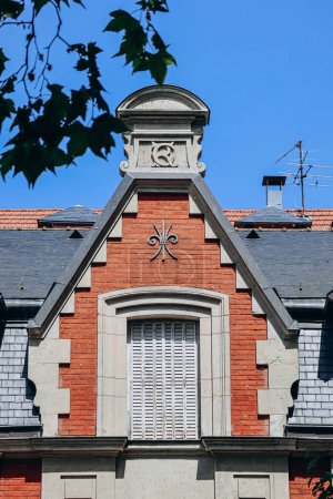 Téléchargez les photos : Fragments de façades dans le centre-ville de Vichy, France - en image libre de droit