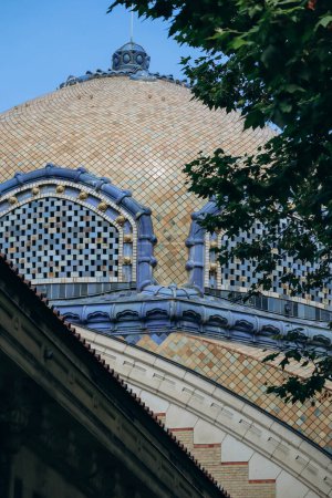 Téléchargez les photos : Vue rapprochée de la façade historique des Thermes des Dômes à Vichy, France - en image libre de droit