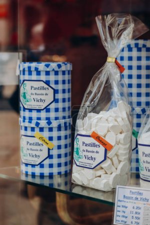 Téléchargez les photos : Vichy, France - 19 juin 2023 : Pastilles de Vichy, bonbons en forme d'octogone fabriqués à partir de soude contenue dans les eaux de source. - en image libre de droit