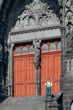 Foto de Clermont-Ferrand, Francia - 21 de junio de 2023: Primer plano de la entrada a la catedral de Clermont Ferrand - Imagen libre de derechos