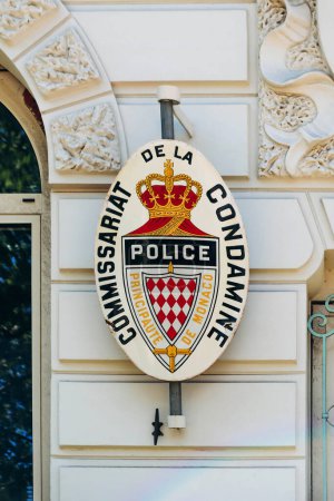Foto de Mónaco, Mónaco - 25 de junio de 2023: Señal de la estación de policía de Mónaco, con el escudo de armas del Principado - Imagen libre de derechos