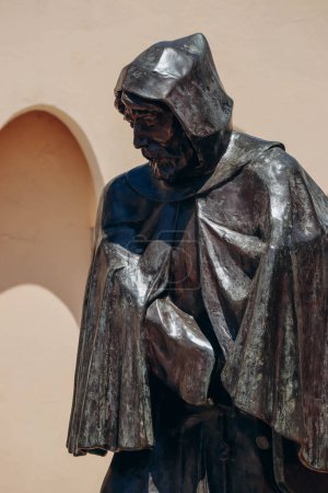 Foto de Mónaco, Mónaco - 25 de junio de 2023: Estatua del Príncipe Francisco Grimaldi disfrazada de monje. - Imagen libre de derechos