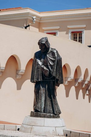 Foto de Mónaco, Mónaco - 25 de junio de 2023: Estatua del Príncipe Francisco Grimaldi disfrazada de monje. - Imagen libre de derechos