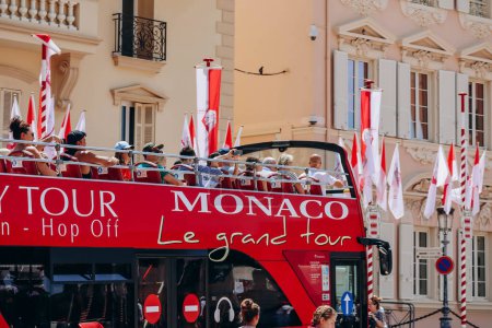 Foto de Mónaco, Mónaco - 25 de junio de 2023: Un autobús turístico en Mónaco pasa por la plaza frente al Castillo de Grimaldi - Imagen libre de derechos