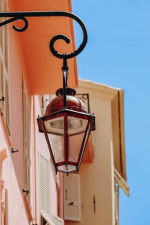 Foto de Linterna en la calle en el casco antiguo del Principado de Mónaco - Imagen libre de derechos