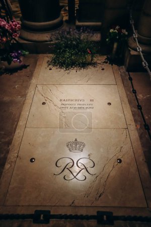 Foto de Mónaco, Mónaco - 25 de junio de 2023: Tumbas y sepulcros de los monarcas de Mónaco en la Catedral de San Nicolás de Mónaco - Imagen libre de derechos