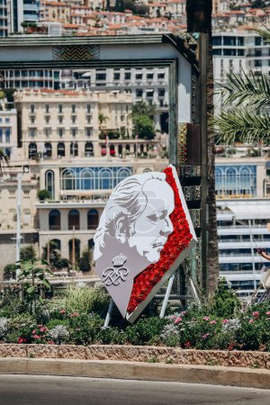 Foto de Mónaco, Mónaco - 25 de junio de 2023: Decoración de Mónaco para celebrar el cumpleaños de Rainiero III, ex príncipe de Mónaco - Imagen libre de derechos