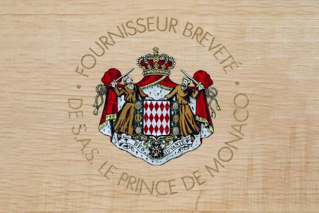 Foto de Mónaco, Mónaco - 25 de junio de 2023: Señal de que el restaurador es el proveedor oficial del Príncipe de Mónaco - Imagen libre de derechos