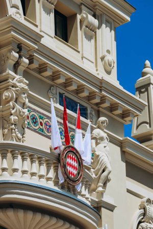 Téléchargez les photos : Monaco, Monaco - 25 juin 2023 : Armoiries de Monaco, ainsi que drapeaux en l'honneur du 100e anniversaire du Prince Rainier III - en image libre de droit