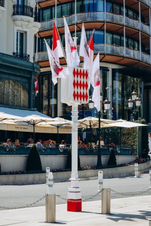 Téléchargez les photos : Monaco, Monaco - 25 juin 2023 : Armoiries de Monaco, ainsi que drapeaux en l'honneur du 100e anniversaire du Prince Rainier III - en image libre de droit