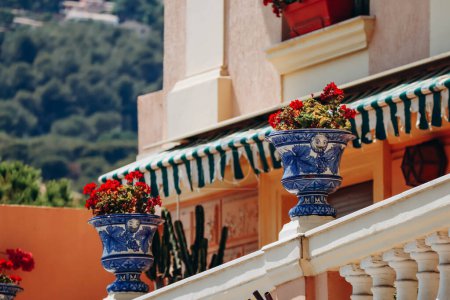 Foto de Mónaco, Mónaco - 25 de junio de 2023: Hermosas fachadas del Principado de Mónaco - Imagen libre de derechos