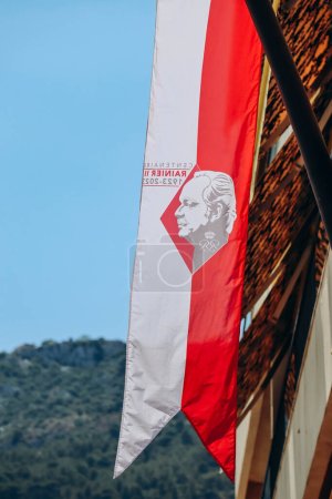 Foto de Banderas en Mónaco para celebrar el cumpleaños de Rainiero III, ex Príncipe de Mónaco - Imagen libre de derechos