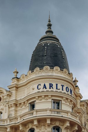 Téléchargez les photos : Cannes, France - 30 juin 2023 : Gros plan sur la façade de l'hôtel Carlton à Cannes - en image libre de droit