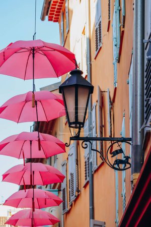 Téléchargez les photos : Parapluies roses célèbres décorant les rues centrales de Grasse - en image libre de droit