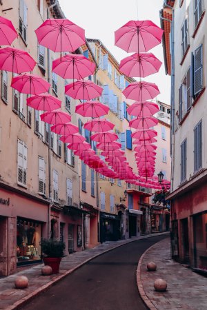 Téléchargez les photos : Grasse, France - 23 juillet 2023 : Célèbres parapluies roses décorant les rues centrales de Grasse - en image libre de droit
