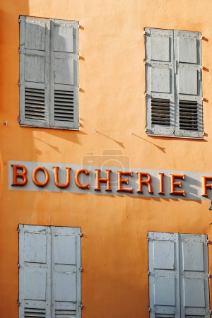 Téléchargez les photos : Façade d'une boucherie au centre de Grasse, l'inscription signifie "boucherie". - en image libre de droit