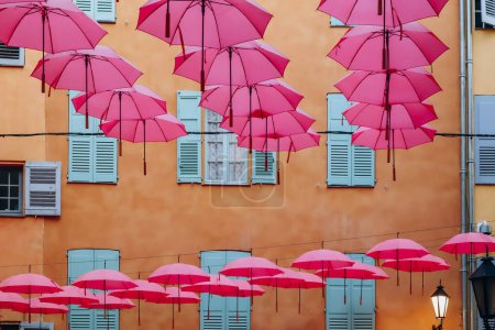 Foto de Famosos paraguas rosados decorando las calles centrales de Grasse - Imagen libre de derechos
