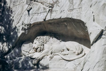 Téléchargez les photos : Lucerne, Suisse - 10 août 2023 : Le Monument du Lion, un relief rocheux à Lucerne, Suisse, dessiné par Bertel Thorvaldsen et taillé en 1820 par Lukas Ahorn. - en image libre de droit