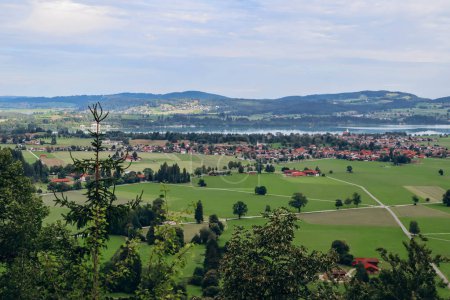 Téléchargez les photos : Une vue imprenable sur Schwangau depuis le célèbre château de Neuschwanstein en Bavière, Allemagne du Sud - en image libre de droit