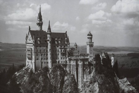 Téléchargez les photos : Schwangau, Allemagne - 12 août 2023 : Photographie vintage de la construction du château de Neuschwanstein en Bavière, Allemagne du Sud - en image libre de droit