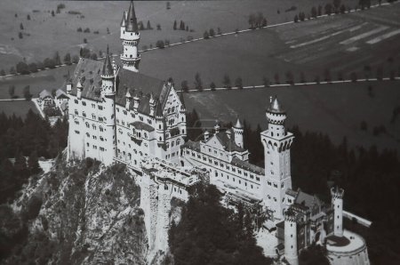 Téléchargez les photos : Schwangau, Allemagne - 12 août 2023 : Photographie vintage de la construction du château de Neuschwanstein en Bavière, Allemagne du Sud - en image libre de droit