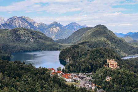 Téléchargez les photos : Une vue imprenable depuis le célèbre château de Neuschwanstein en Bavière, Allemagne du Sud - en image libre de droit