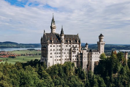 Téléchargez les photos : Vue du célèbre château de Neuschwanstein en Bavière, Allemagne du Sud - en image libre de droit
