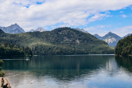 Téléchargez les photos : Schwangau, Allemagne - 12 août 2023 : L'Alpsee, un lac dans le district d'Ostallgau en Bavière, Allemagne. - en image libre de droit