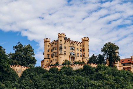 Téléchargez les photos : Vue du célèbre château de Hohenschwangau en Bavière, Allemagne du Sud - en image libre de droit