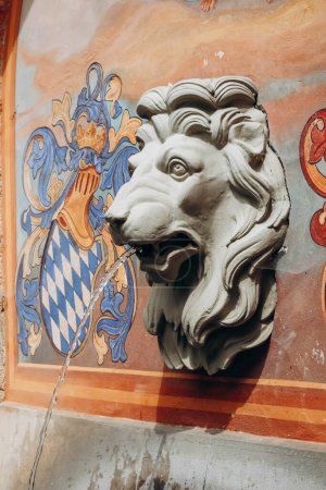Téléchargez les photos : Schwangau, Allemagne - 12 août 2023 : Beaux détails dans la cour du célèbre château de Hohenschwangau en Bavière, Allemagne du Sud - en image libre de droit