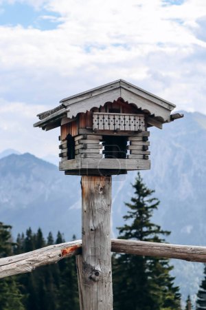 Téléchargez les photos : Magnifique nichoir en bois situé dans les Alpes bavaroises - en image libre de droit