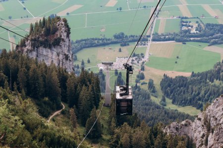 Téléchargez les photos : Schwangau, Allemagne - 12 août 2023 : Téléphérique de Tegelberg, sur la montagne Tegelberg près de Schwangau dans le sud de la Bavière. - en image libre de droit