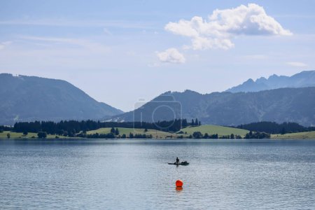 Téléchargez les photos : Schwangau, Allemagne - 12 août 2023 : Le Forggensee, aussi appelé le réservoir Rosshaupten, un réservoir situé au nord de Fussen dans le comté d'Ostallgau en Bavière, Allemagne - en image libre de droit