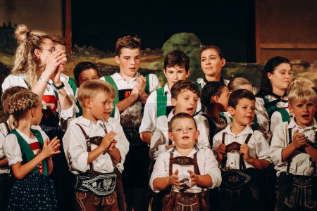 Téléchargez les photos : Fulpmes, Autriche - 15 août 2023 : Les habitants du village autrichien de Fulpmes célèbrent le jour de l'Assomption, faisant un beau concert - en image libre de droit