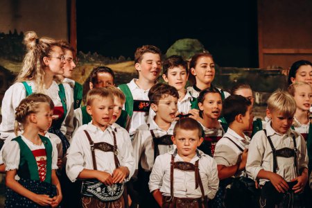 Téléchargez les photos : Fulpmes, Autriche - 15 août 2023 : Les habitants du village autrichien de Fulpmes célèbrent le jour de l'Assomption, faisant un beau concert - en image libre de droit