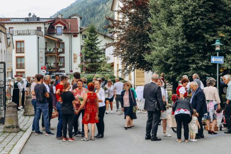 Téléchargez les photos : Fulpmes, Autriche - 15 août 2023 : Les habitants du village autrichien de Fulpmes célèbrent le jour de l'Assomption, portant des vêtements traditionnels - en image libre de droit