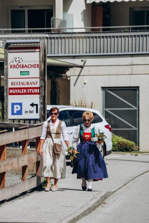 Téléchargez les photos : Fulpmes, Autriche - 15 août 2023 : Les habitants du village autrichien de Fulpmes célèbrent le jour de l'Assomption, portant des vêtements traditionnels - en image libre de droit