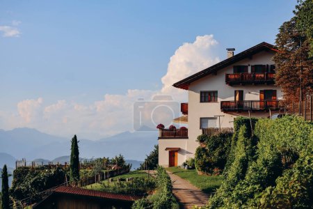 Foto de Montan, Italia - 17 de agosto de 2023: Montan (Montagna), un pequeño pueblo en el sur del Tirol del Sur en el norte de Italia, a unos 15 km al sur de Bolzano. - Imagen libre de derechos