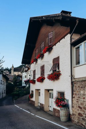 Téléchargez les photos : Montan, Italie - 17 août 2023 : Montan (Montagna), un petit village du sud du Tyrol du Sud dans le nord de l'Italie, à environ 15 km au sud de Bolzano. - en image libre de droit