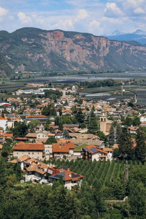 Téléchargez les photos : Auer (Ora), une commune du Tyrol du Sud, située à environ 15 kilomètres au sud de la ville de Bolzano. - en image libre de droit