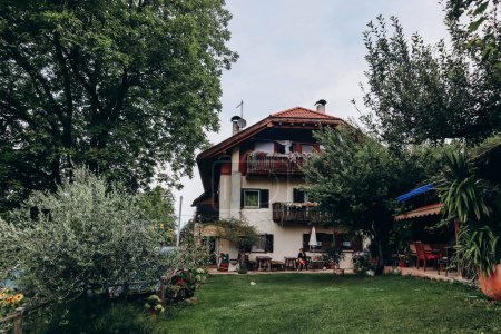 Montan, Italie - 18 août 2023 : Ancienne ferme avec vignobles dans les montagnes du Tyrol du Sud dans le nord de l'Italie