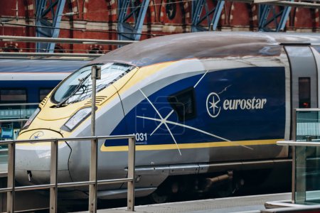 Foto de Londres, Reino Unido - 25 de septiembre de 2023: Acercamiento en un tren Eurostar en una plataforma en Londres, listo para partir hacia París. - Imagen libre de derechos