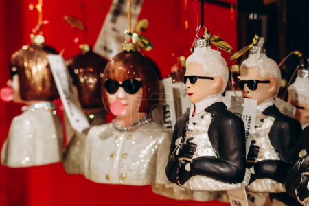 Téléchargez les photos : Londres, Royaume-Uni - 25 septembre 2023 : Décorations de Noël sous la forme d'Anna Wintour et Karl Lagerfeld dans le grand magasin Selfridges à Londres - en image libre de droit