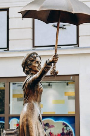 Téléchargez les photos : Londres, Royaume-Uni - 25 septembre 2023 : Statue Mary Poppins à Leicester Square à Londres - en image libre de droit