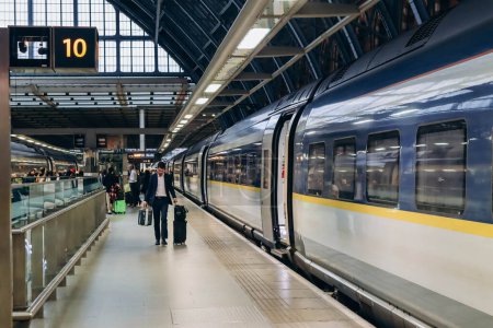 Foto de Londres, Reino Unido - 25 de septiembre de 2023: Un tren Eurostar se para en una plataforma en Londres, listo para partir hacia París. - Imagen libre de derechos
