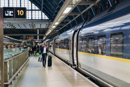 Foto de Londres, Reino Unido - 25 de septiembre de 2023: Un tren Eurostar se para en una plataforma en Londres, listo para partir hacia París. - Imagen libre de derechos