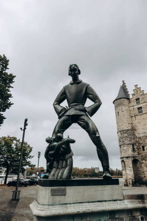 Foto de Amberes, Bélgica - 22 de octubre de 2023: Estatua de Lange Wapper frente al Het Steen en Amberes. - Imagen libre de derechos
